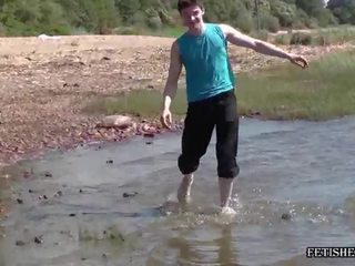腳 washing 在 一 river
