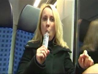 เยอรมัน กะหรี่ masturbates และ ระยำ บน a รถไฟ