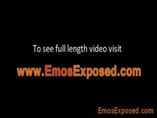 Homo emo pokaz jego duży phallus w selfshot przez emosexposed