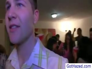 Adolescents מקבל אגוזיות ב מסיבה על ידי gothazed