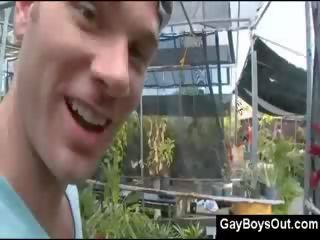 Pelosa arabo gay ragazzo cavalcate il putz in giardino negozio