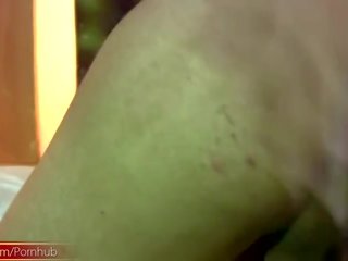 Bedårande dampojke sätter lotionen i henne röv och finger fucks själv