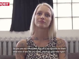 Letsdoeit - français tatoué glorious blondie ramonée dur sur la coulage canapé