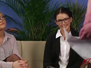 Dos atractivo niñas ver muchacho squirting su carga durante un entrevista