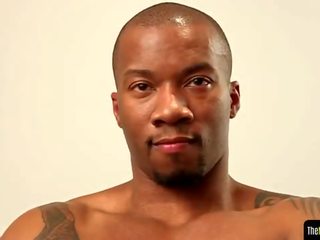 Tatuado negra atleta cums enquanto masturbação