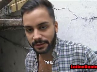 Bearded гетеросексуал латино подібно нерозрізаний пеніс