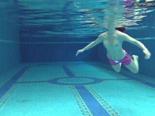 Nyilvános rented úszás medence mert ön striplings -val tizenéves dee